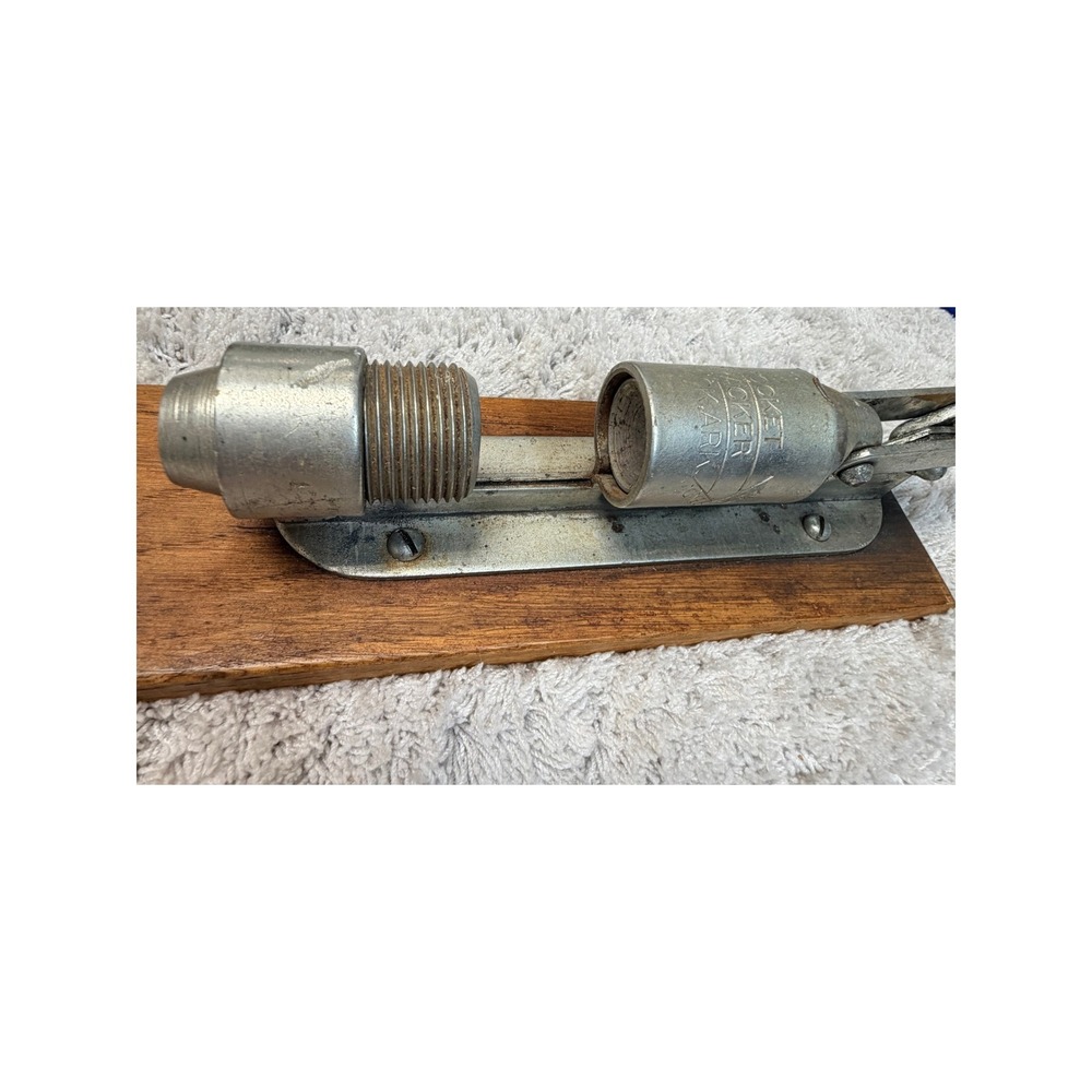 Vintage Reed's Rocket Pecan Cracker Manual Lever Nutcracker Wood Little Rock - Picture 2 of 9